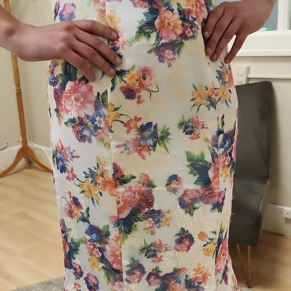 Size 4 to 6 (tag 6) two piece prom dress NWT white/floral design trumpet skirt - Picture 12 of 12